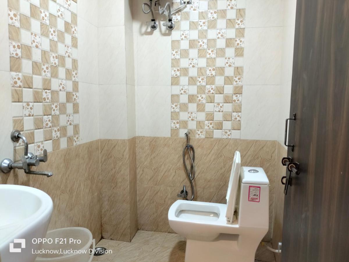 Hotel Kbs Lucknow Bagian luar foto