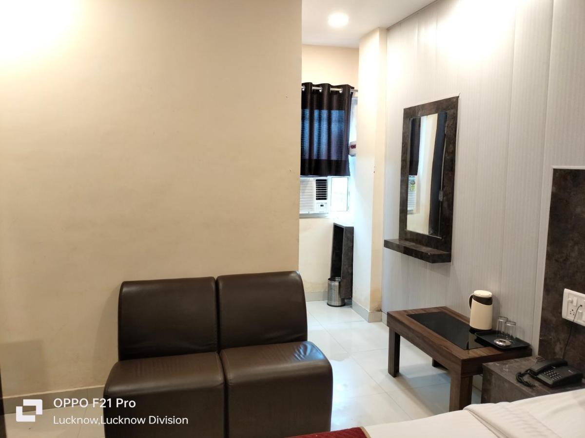Hotel Kbs Lucknow Bagian luar foto