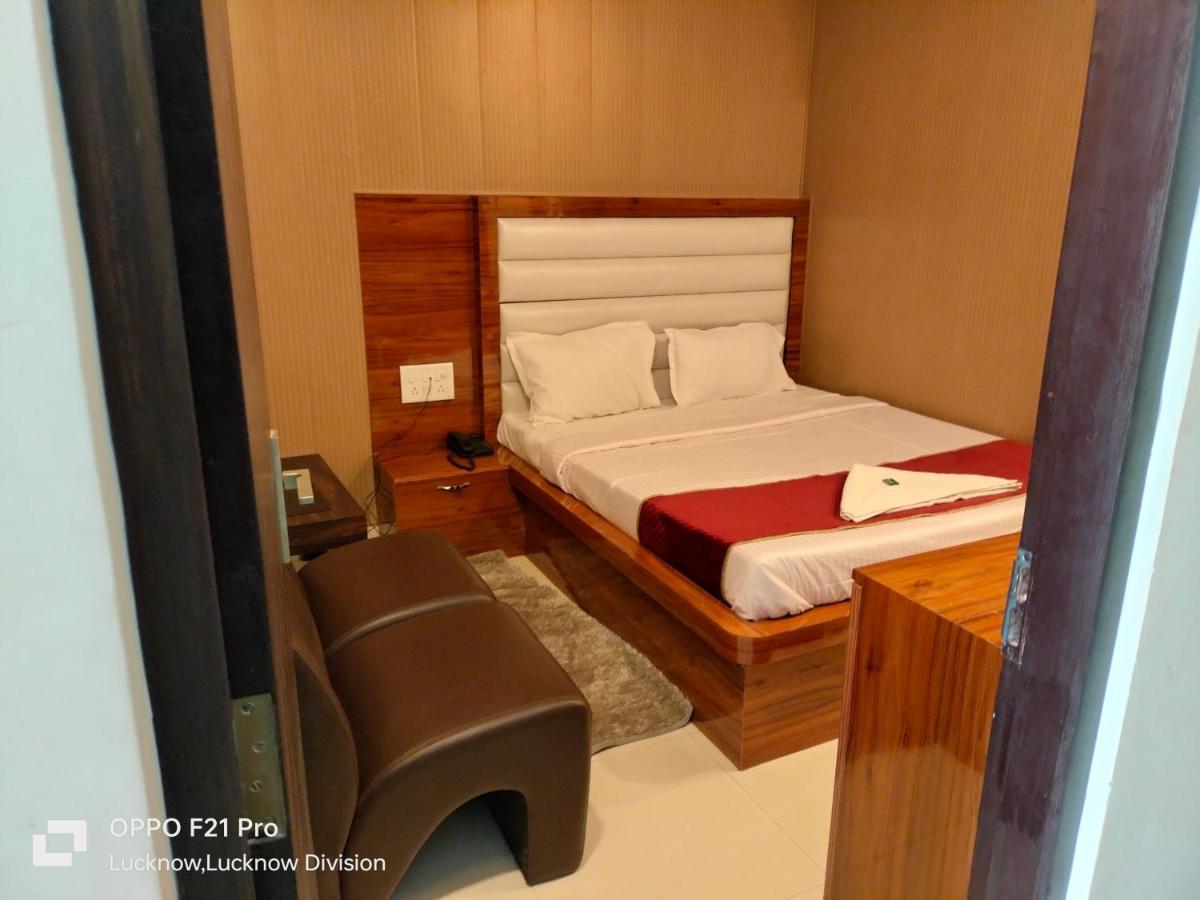 Hotel Kbs Lucknow Bagian luar foto
