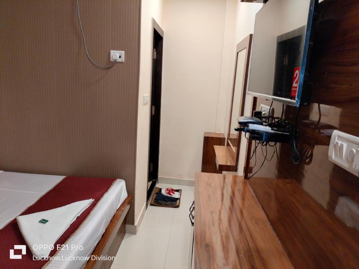 Hotel Kbs Lucknow Bagian luar foto
