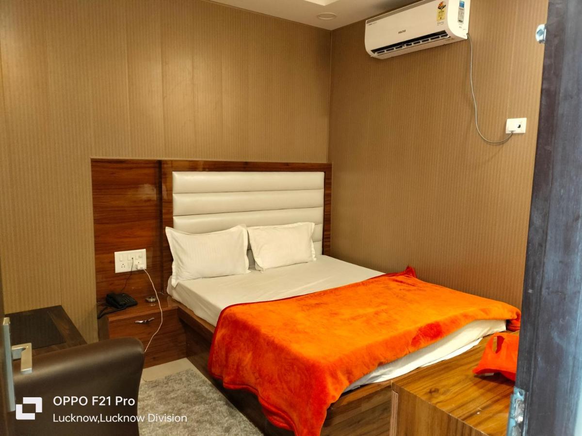 Hotel Kbs Lucknow Bagian luar foto